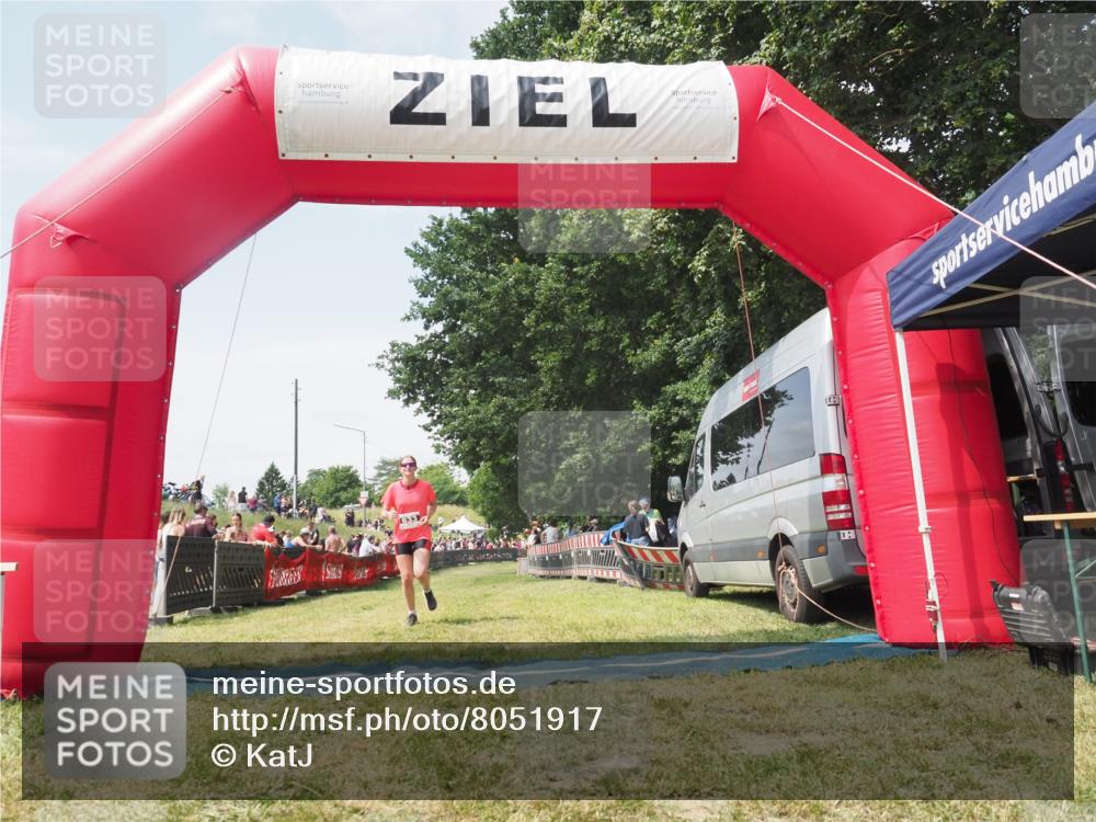 21.06.2025 - 27. Vierlanden-Triathlon KatJ http://msf.ph/oto/8051917 15.06.2025 11:44:24 Ziel  meine-sportfotos.de