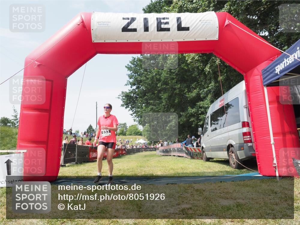 21.06.2025 - 27. Vierlanden-Triathlon KatJ http://msf.ph/oto/8051926 15.06.2025 11:44:26 Ziel  meine-sportfotos.de