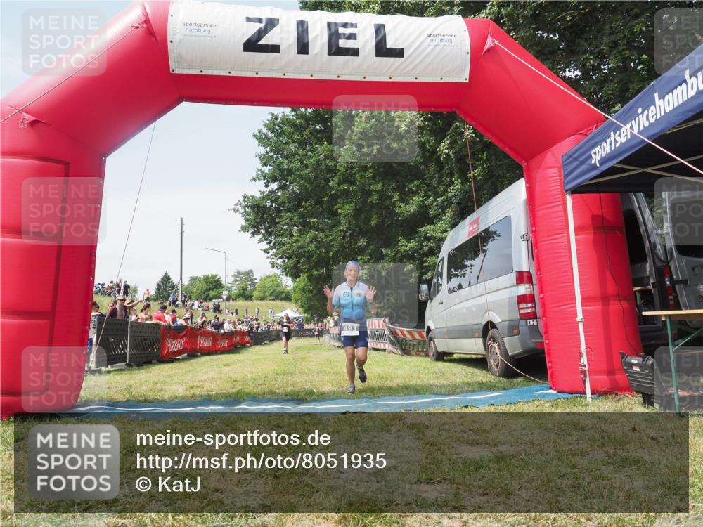 21.06.2025 - 27. Vierlanden-Triathlon KatJ http://msf.ph/oto/8051935 15.06.2025 11:44:47 Ziel 529 meine-sportfotos.de