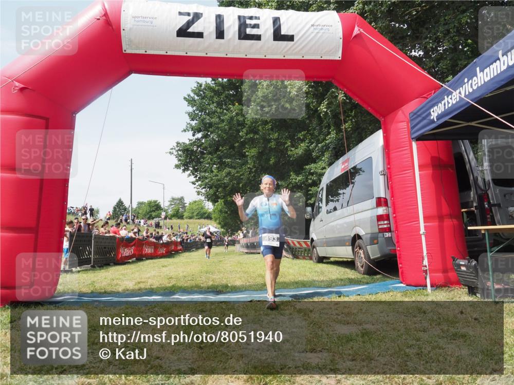 21.06.2025 - 27. Vierlanden-Triathlon KatJ http://msf.ph/oto/8051940 15.06.2025 11:44:48 Ziel 529 meine-sportfotos.de