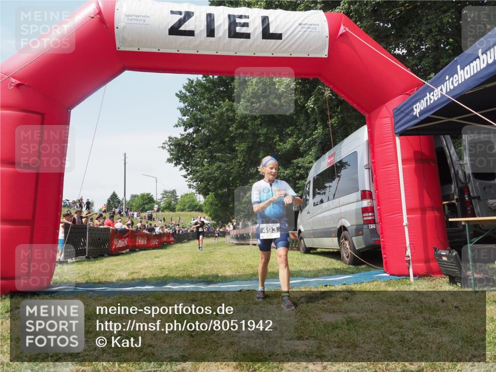 21.06.2025 - 27. Vierlanden-Triathlon KatJ http://msf.ph/oto/8051942 15.06.2025 11:44:48 Ziel 529 meine-sportfotos.de