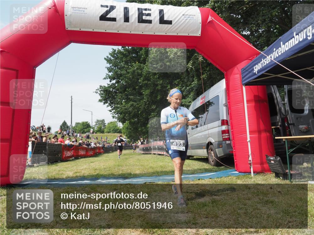 21.06.2025 - 27. Vierlanden-Triathlon KatJ http://msf.ph/oto/8051946 15.06.2025 11:44:48 Ziel 529 meine-sportfotos.de