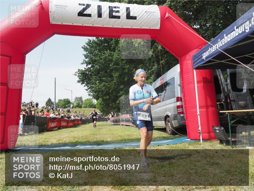 21.06.2025 - 27. Vierlanden-Triathlon KatJ http://msf.ph/oto/8051947 15.06.2025 11:44:49 Ziel 529 meine-sportfotos.de