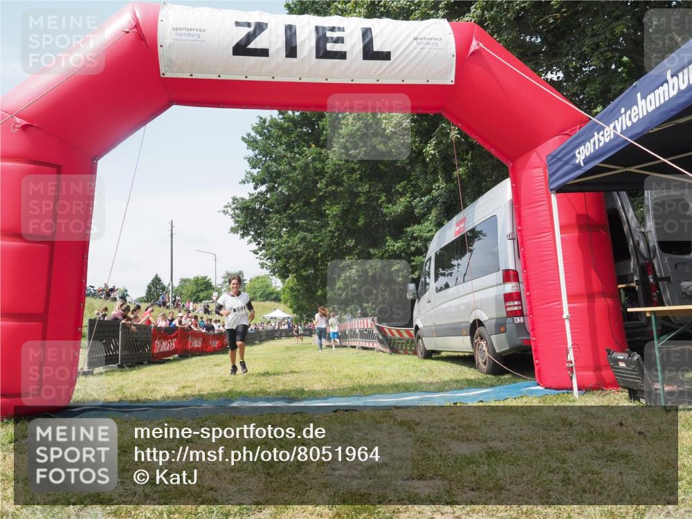 21.06.2025 - 27. Vierlanden-Triathlon KatJ http://msf.ph/oto/8051964 15.06.2025 11:45:07 Ziel 246, 444 meine-sportfotos.de