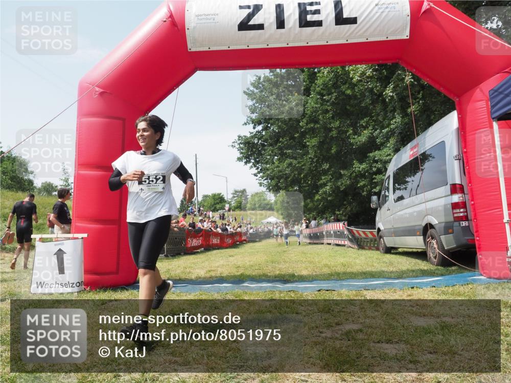 21.06.2025 - 27. Vierlanden-Triathlon KatJ http://msf.ph/oto/8051975 15.06.2025 11:45:09 Ziel 246, 444 meine-sportfotos.de