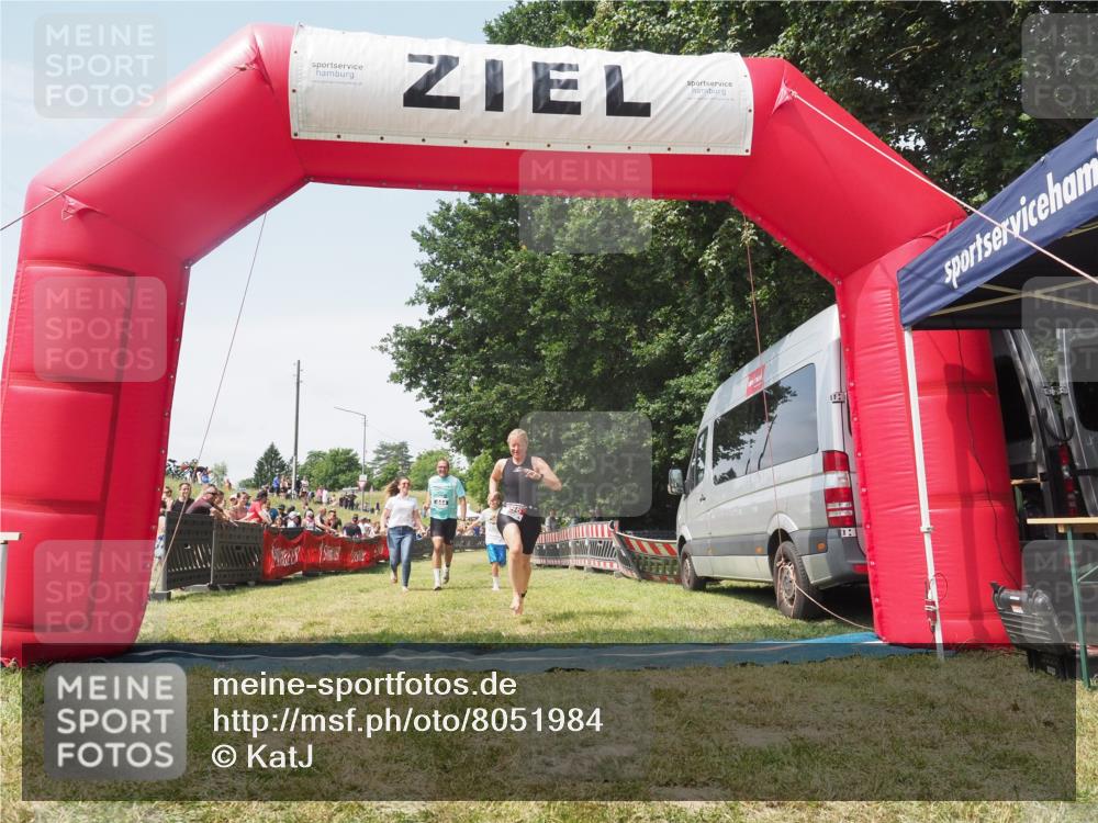 21.06.2025 - 27. Vierlanden-Triathlon KatJ http://msf.ph/oto/8051984 15.06.2025 11:45:19 Ziel 444 meine-sportfotos.de