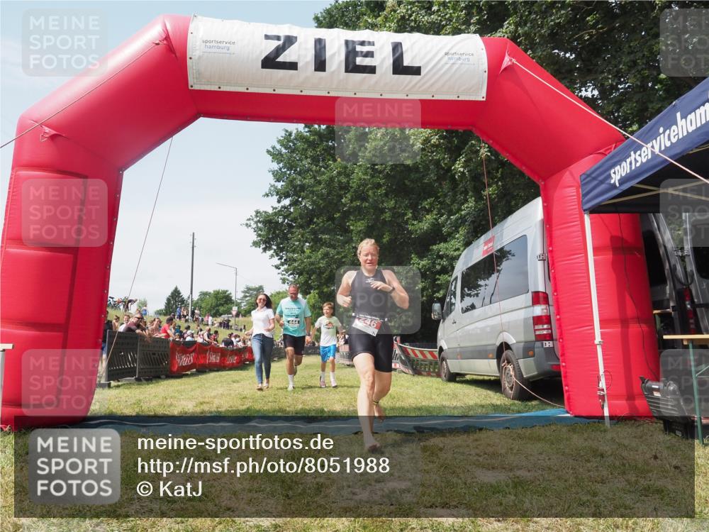 21.06.2025 - 27. Vierlanden-Triathlon KatJ http://msf.ph/oto/8051988 15.06.2025 11:45:20 Ziel  meine-sportfotos.de