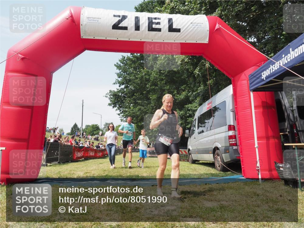 21.06.2025 - 27. Vierlanden-Triathlon KatJ http://msf.ph/oto/8051990 15.06.2025 11:45:20 Ziel  meine-sportfotos.de