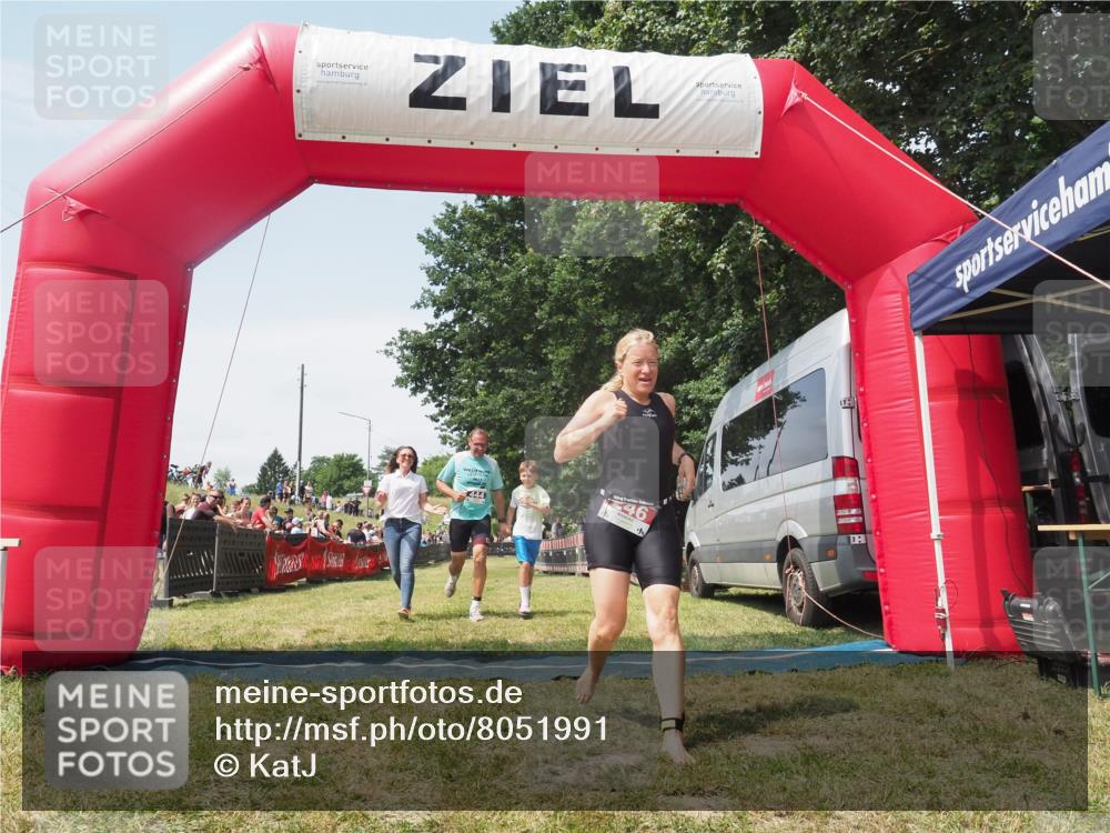 21.06.2025 - 27. Vierlanden-Triathlon KatJ http://msf.ph/oto/8051991 15.06.2025 11:45:20 Ziel  meine-sportfotos.de