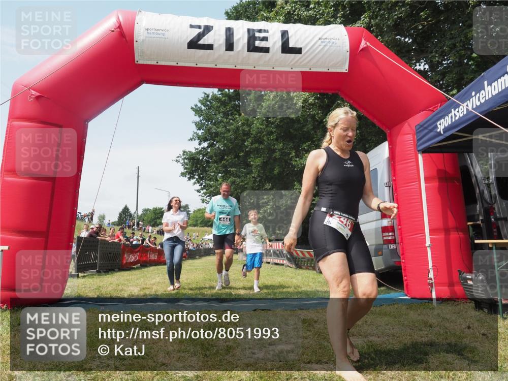 21.06.2025 - 27. Vierlanden-Triathlon KatJ http://msf.ph/oto/8051993 15.06.2025 11:45:21 Ziel  meine-sportfotos.de
