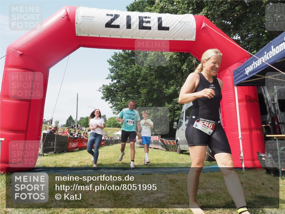 21.06.2025 - 27. Vierlanden-Triathlon KatJ http://msf.ph/oto/8051995 15.06.2025 11:45:21 Ziel  meine-sportfotos.de