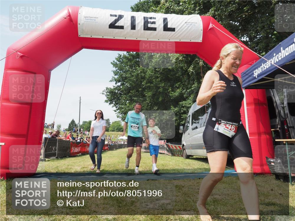 21.06.2025 - 27. Vierlanden-Triathlon KatJ http://msf.ph/oto/8051996 15.06.2025 11:45:21 Ziel  meine-sportfotos.de