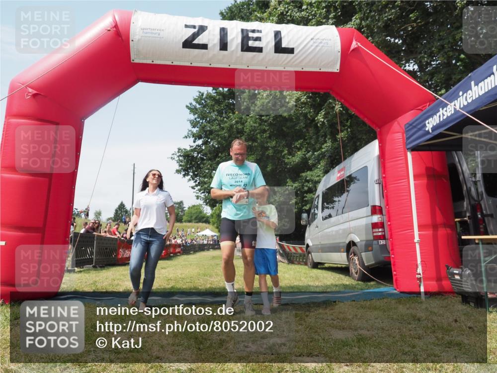 21.06.2025 - 27. Vierlanden-Triathlon KatJ http://msf.ph/oto/8052002 15.06.2025 11:45:22 Ziel  meine-sportfotos.de