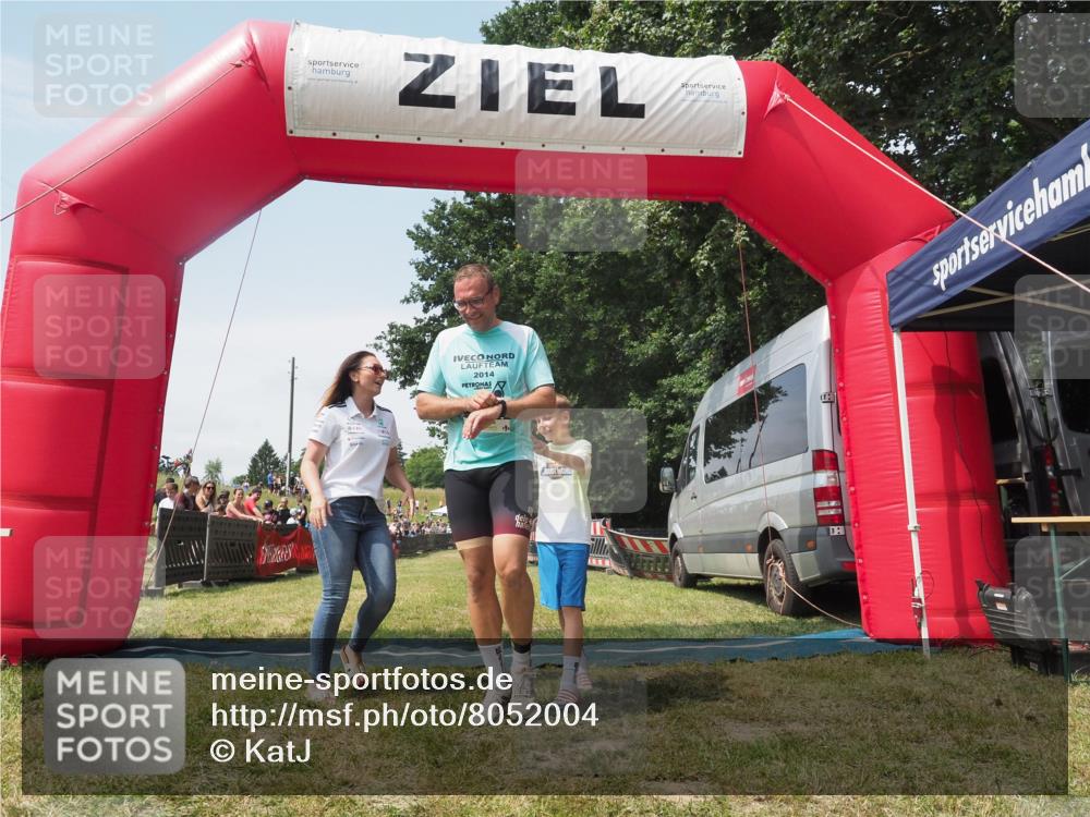 21.06.2025 - 27. Vierlanden-Triathlon KatJ http://msf.ph/oto/8052004 15.06.2025 11:45:23 Ziel  meine-sportfotos.de