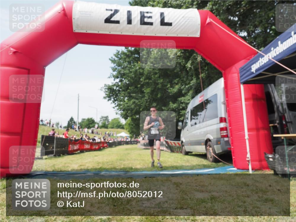 21.06.2025 - 27. Vierlanden-Triathlon KatJ http://msf.ph/oto/8052012 15.06.2025 11:45:55 Ziel  meine-sportfotos.de