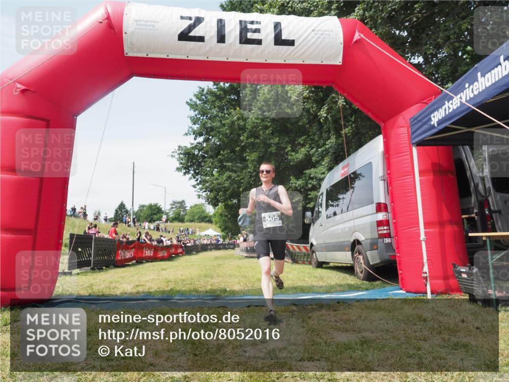 21.06.2025 - 27. Vierlanden-Triathlon KatJ http://msf.ph/oto/8052016 15.06.2025 11:45:55 Ziel  meine-sportfotos.de