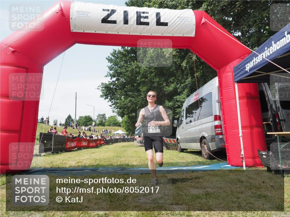 21.06.2025 - 27. Vierlanden-Triathlon KatJ http://msf.ph/oto/8052017 15.06.2025 11:45:55 Ziel  meine-sportfotos.de