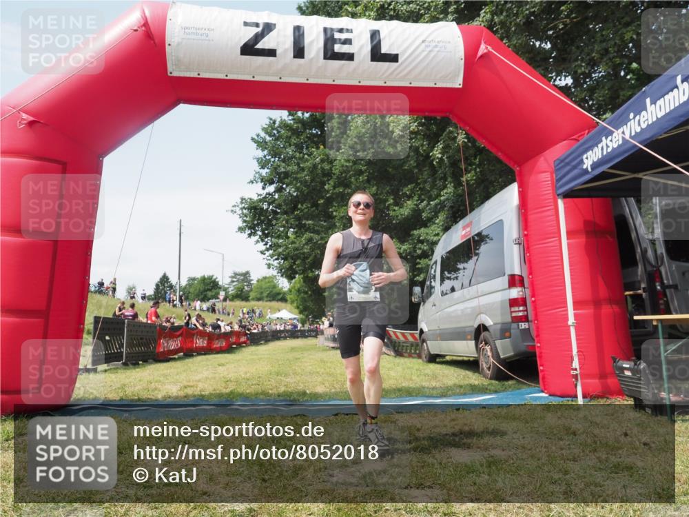 21.06.2025 - 27. Vierlanden-Triathlon KatJ http://msf.ph/oto/8052018 15.06.2025 11:45:56 Ziel  meine-sportfotos.de