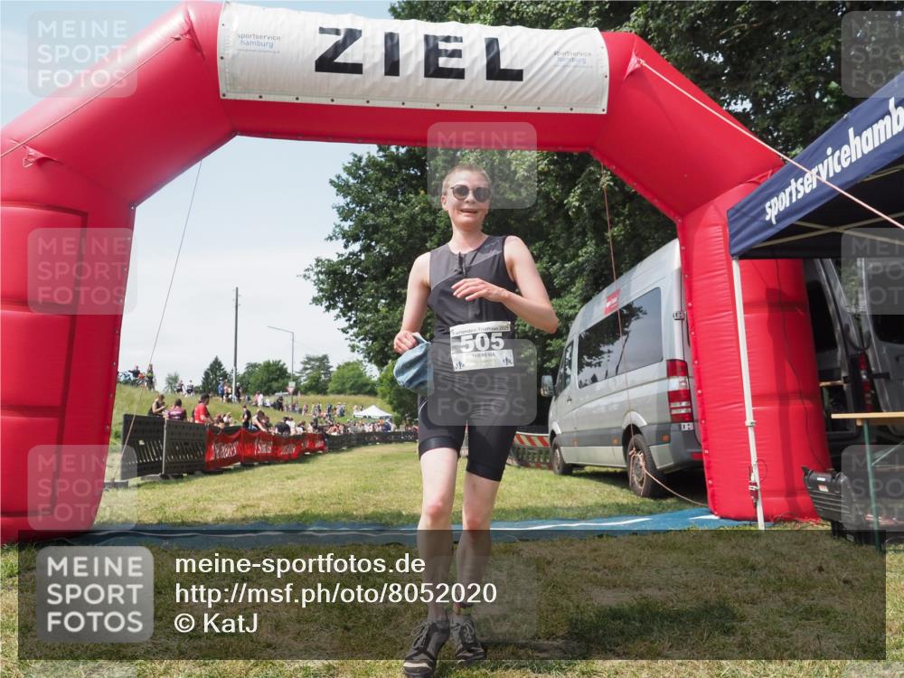 21.06.2025 - 27. Vierlanden-Triathlon KatJ http://msf.ph/oto/8052020 15.06.2025 11:45:56 Ziel  meine-sportfotos.de