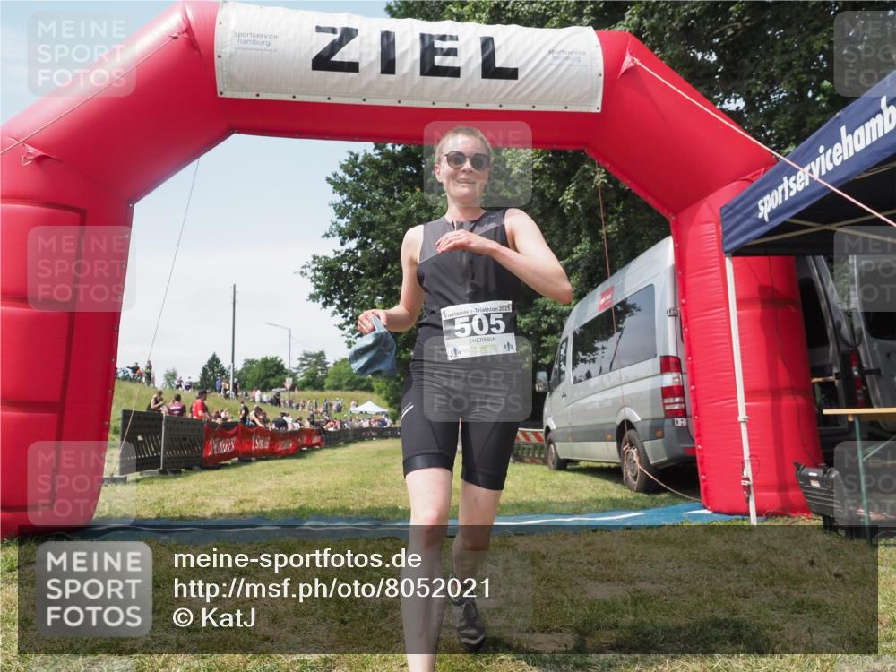 21.06.2025 - 27. Vierlanden-Triathlon KatJ http://msf.ph/oto/8052021 15.06.2025 11:45:56 Ziel  meine-sportfotos.de