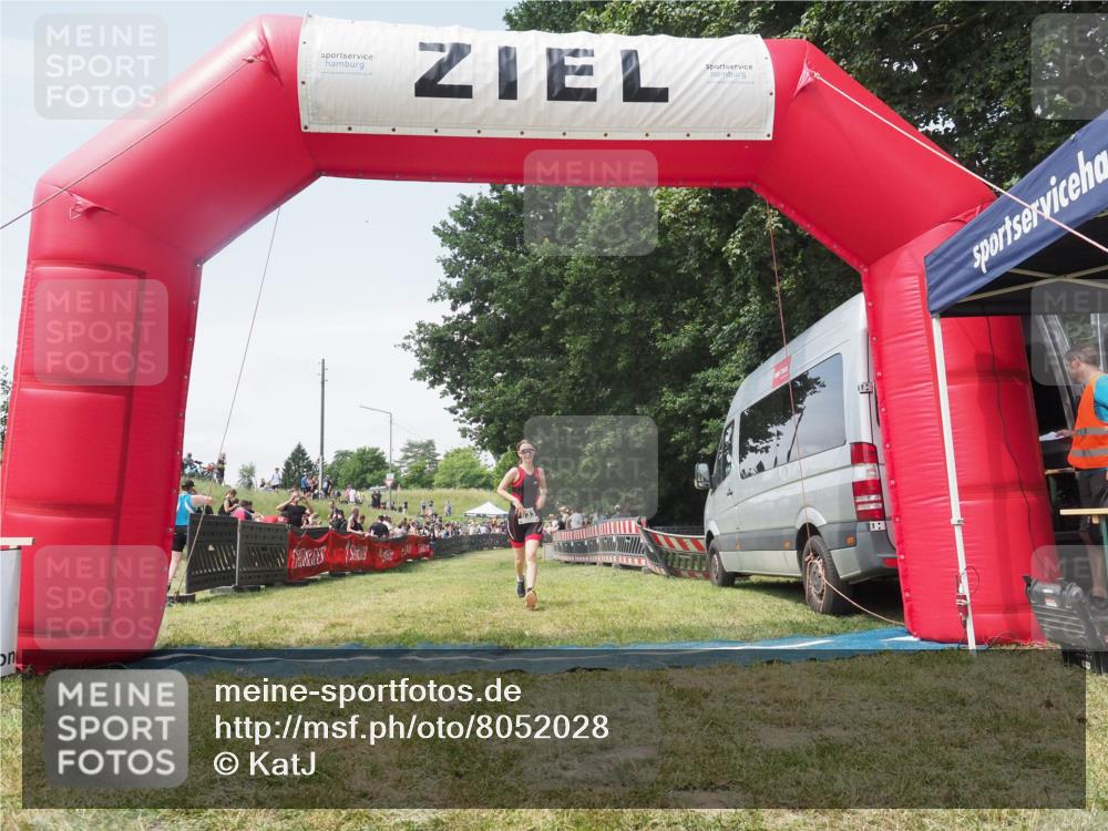 21.06.2025 - 27. Vierlanden-Triathlon KatJ http://msf.ph/oto/8052028 15.06.2025 11:46:17 Ziel 620 meine-sportfotos.de