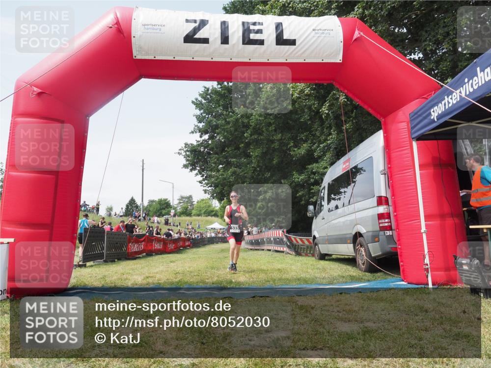 21.06.2025 - 27. Vierlanden-Triathlon KatJ http://msf.ph/oto/8052030 15.06.2025 11:46:17 Ziel 620 meine-sportfotos.de