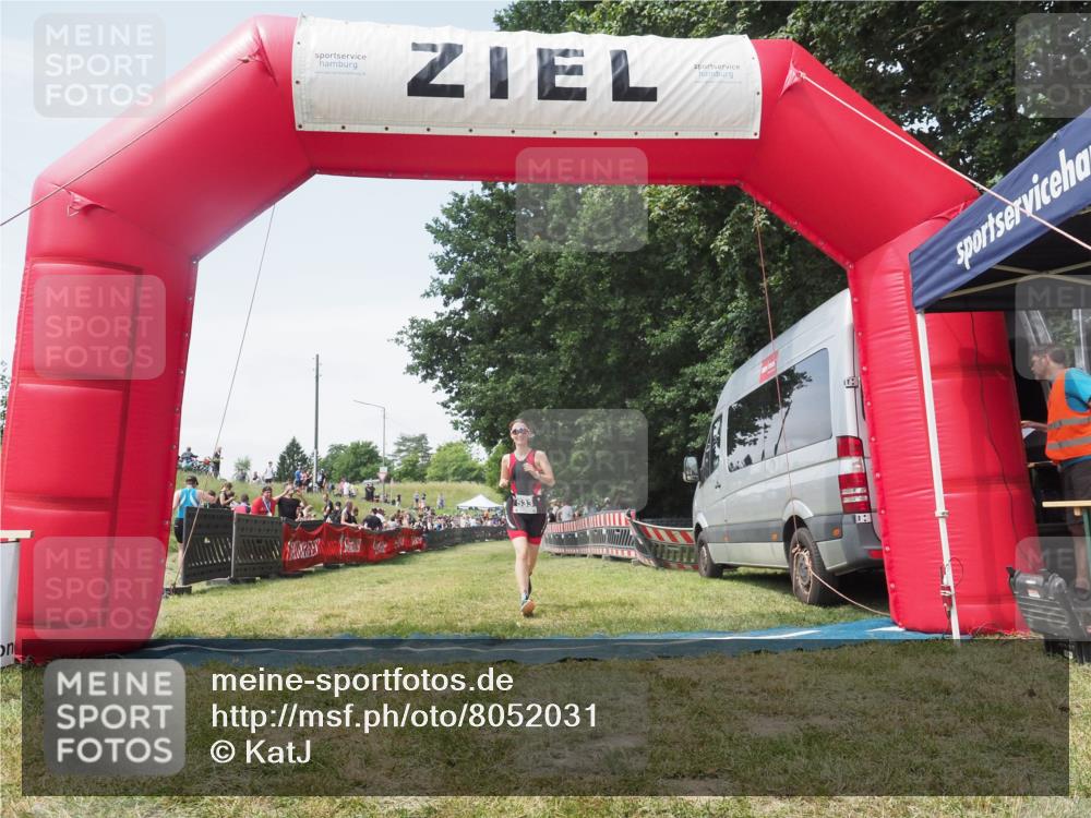 21.06.2025 - 27. Vierlanden-Triathlon KatJ http://msf.ph/oto/8052031 15.06.2025 11:46:17 Ziel 620 meine-sportfotos.de