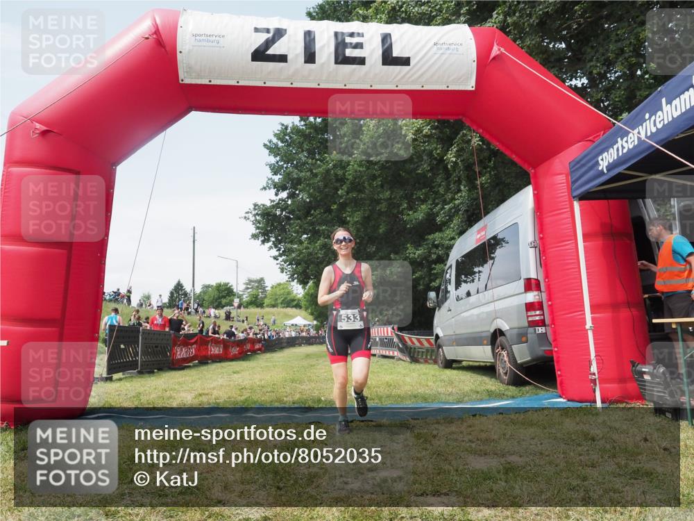 21.06.2025 - 27. Vierlanden-Triathlon KatJ http://msf.ph/oto/8052035 15.06.2025 11:46:18 Ziel 620 meine-sportfotos.de