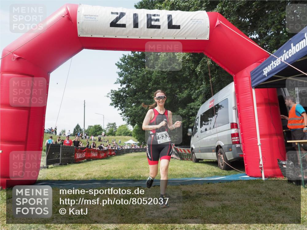 21.06.2025 - 27. Vierlanden-Triathlon KatJ http://msf.ph/oto/8052037 15.06.2025 11:46:19 Ziel 620 meine-sportfotos.de
