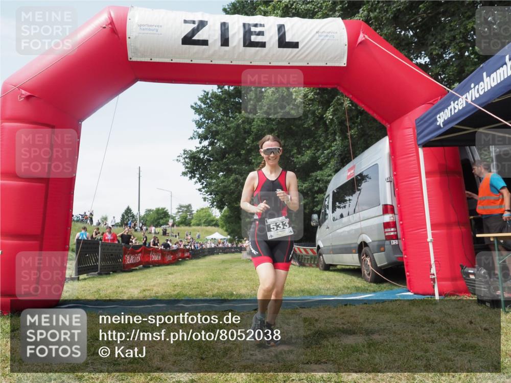 21.06.2025 - 27. Vierlanden-Triathlon KatJ http://msf.ph/oto/8052038 15.06.2025 11:46:19 Ziel 620 meine-sportfotos.de