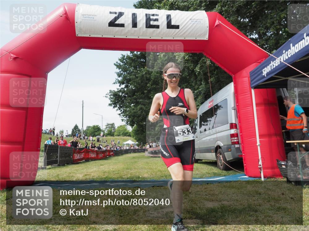 21.06.2025 - 27. Vierlanden-Triathlon KatJ http://msf.ph/oto/8052040 15.06.2025 11:46:19 Ziel 620 meine-sportfotos.de