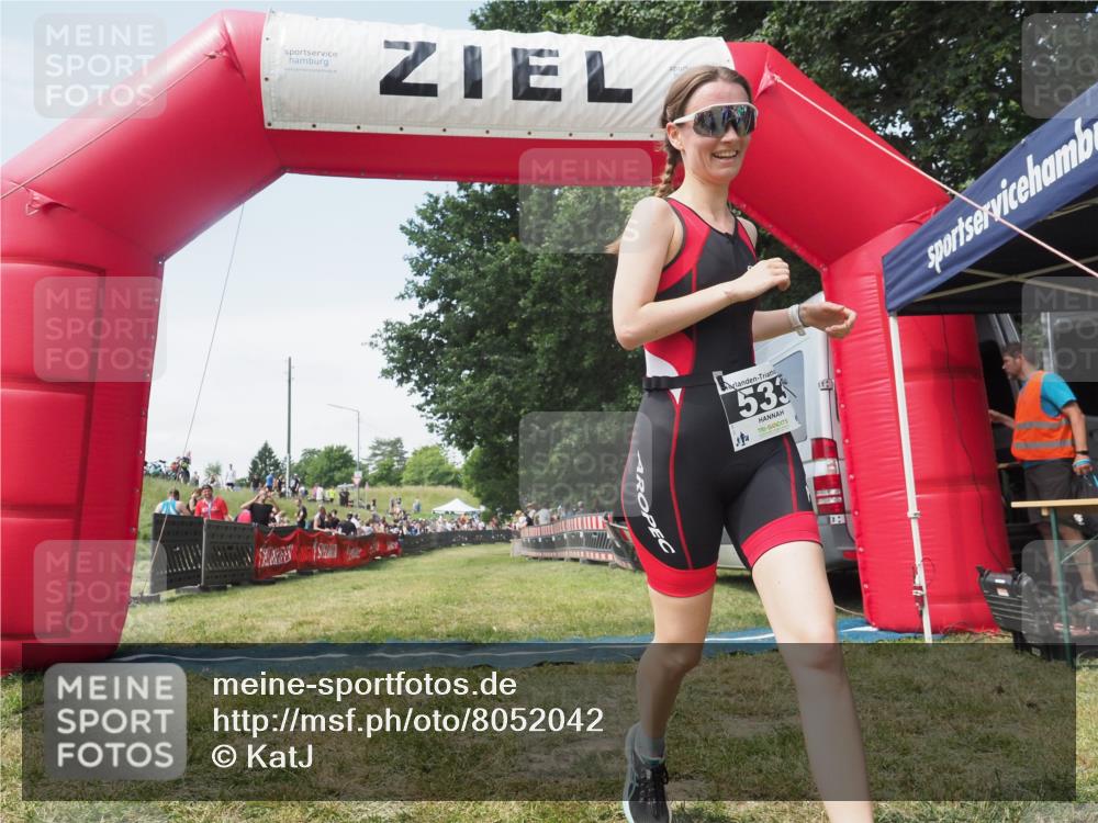 21.06.2025 - 27. Vierlanden-Triathlon KatJ http://msf.ph/oto/8052042 15.06.2025 11:46:19 Ziel 620 meine-sportfotos.de