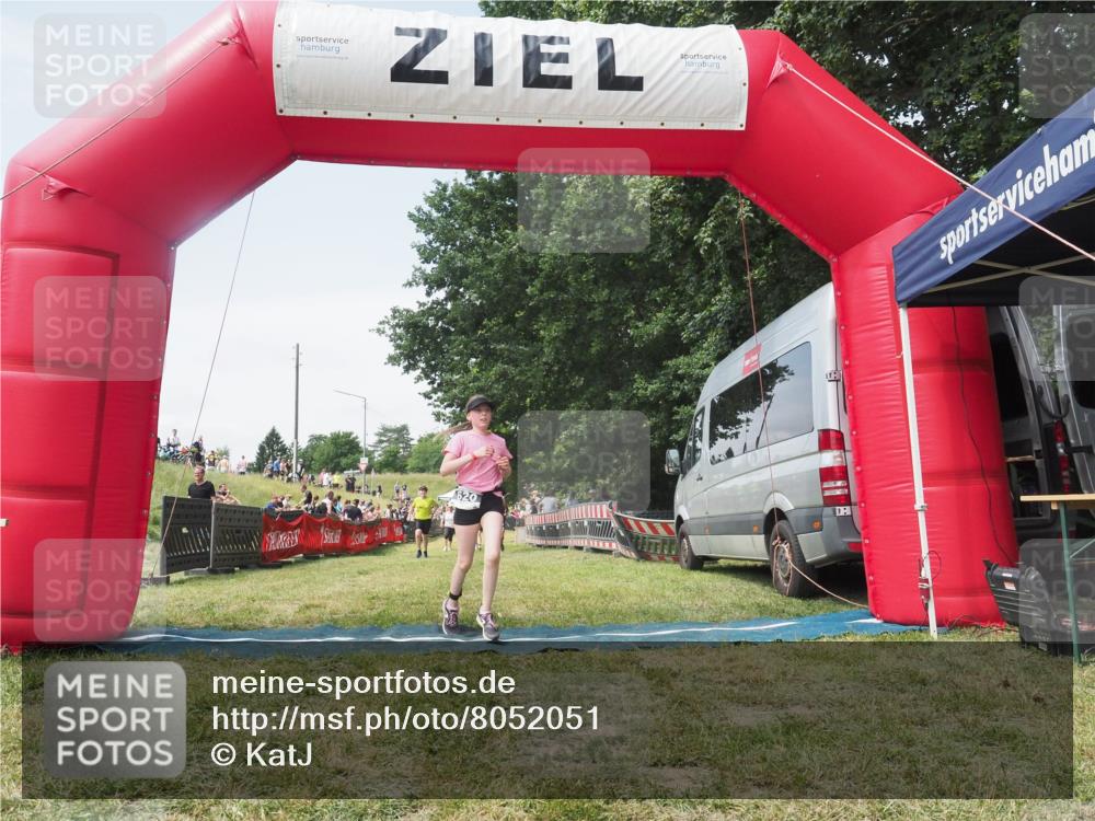 21.06.2025 - 27. Vierlanden-Triathlon KatJ http://msf.ph/oto/8052051 15.06.2025 11:46:30 Ziel 174, 515, 516 meine-sportfotos.de