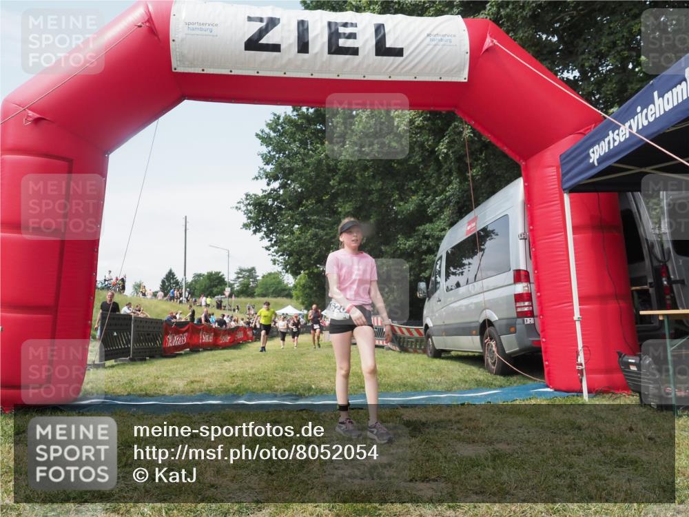 21.06.2025 - 27. Vierlanden-Triathlon KatJ http://msf.ph/oto/8052054 15.06.2025 11:46:31 Ziel 174, 515, 516 meine-sportfotos.de