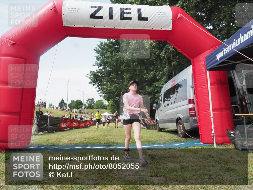 21.06.2025 - 27. Vierlanden-Triathlon KatJ http://msf.ph/oto/8052055 15.06.2025 11:46:31 Ziel 174, 515, 516 meine-sportfotos.de