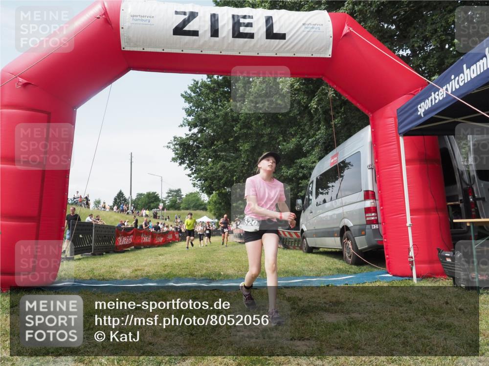 21.06.2025 - 27. Vierlanden-Triathlon KatJ http://msf.ph/oto/8052056 15.06.2025 11:46:31 Ziel 174, 515, 516 meine-sportfotos.de