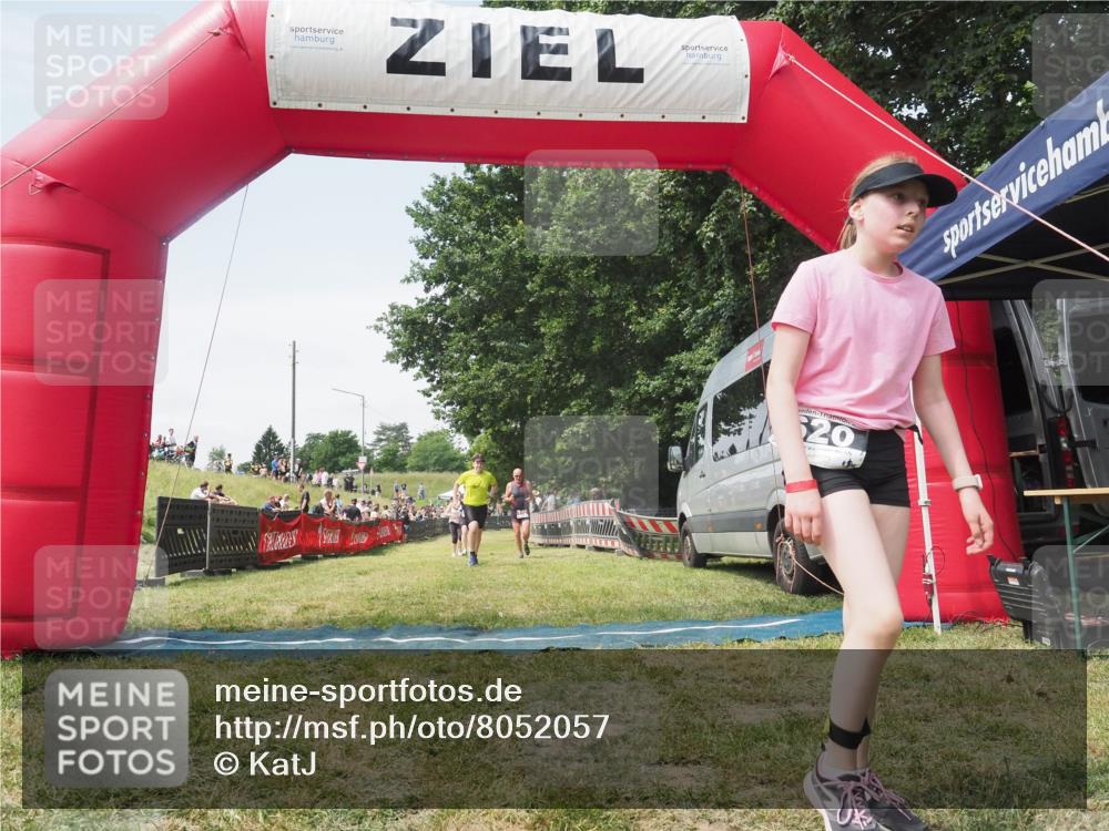 21.06.2025 - 27. Vierlanden-Triathlon KatJ http://msf.ph/oto/8052057 15.06.2025 11:46:33 Ziel 174, 515, 516 meine-sportfotos.de