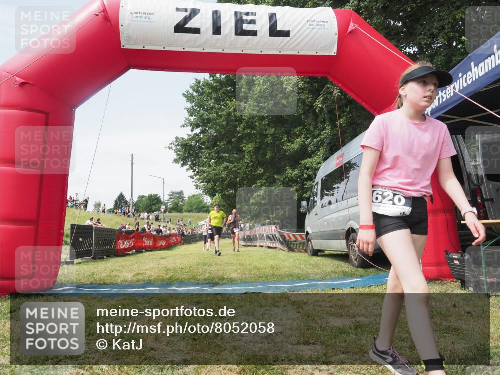 21.06.2025 - 27. Vierlanden-Triathlon KatJ http://msf.ph/oto/8052058 15.06.2025 11:46:33 Ziel 174, 515, 516 meine-sportfotos.de