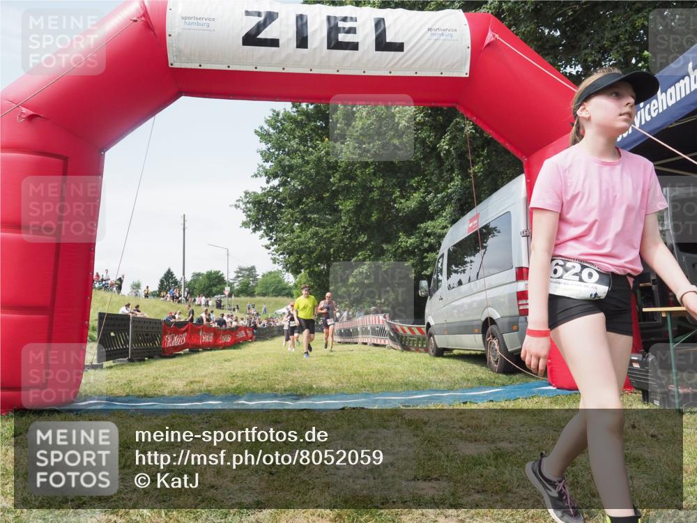 21.06.2025 - 27. Vierlanden-Triathlon KatJ http://msf.ph/oto/8052059 15.06.2025 11:46:33 Ziel 174, 515, 516 meine-sportfotos.de