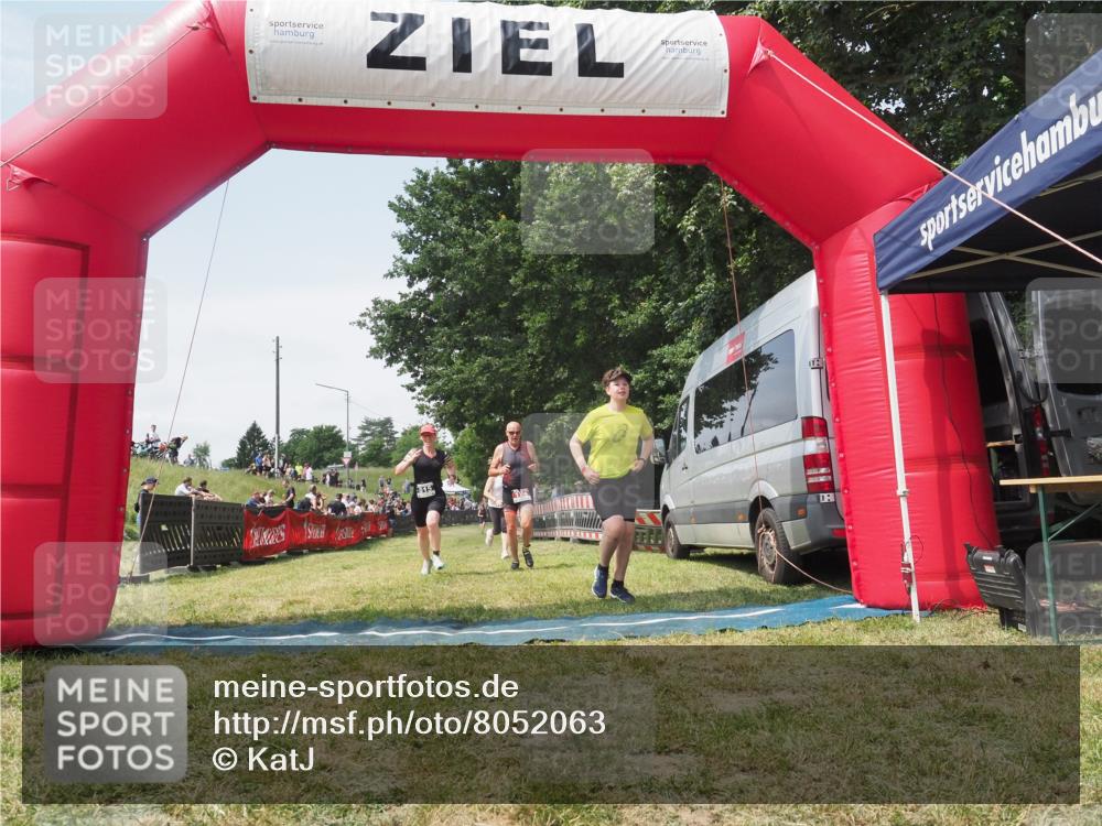21.06.2025 - 27. Vierlanden-Triathlon KatJ http://msf.ph/oto/8052063 15.06.2025 11:46:35 Ziel 516 meine-sportfotos.de