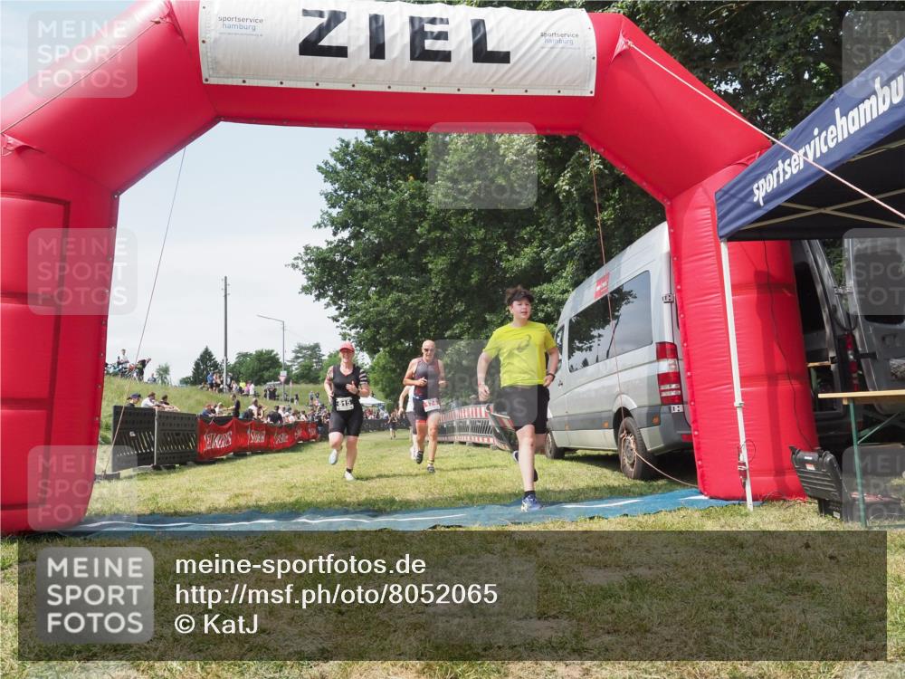 21.06.2025 - 27. Vierlanden-Triathlon KatJ http://msf.ph/oto/8052065 15.06.2025 11:46:35 Ziel 516 meine-sportfotos.de