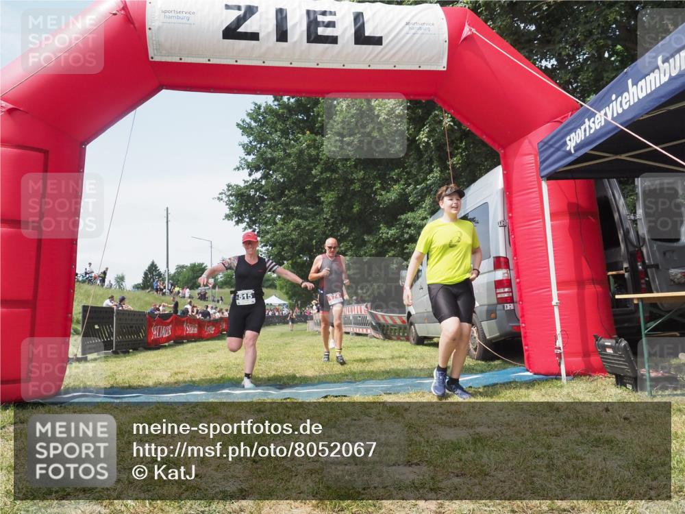 21.06.2025 - 27. Vierlanden-Triathlon KatJ http://msf.ph/oto/8052067 15.06.2025 11:46:36 Ziel 516 meine-sportfotos.de