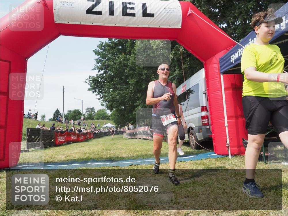 21.06.2025 - 27. Vierlanden-Triathlon KatJ http://msf.ph/oto/8052076 15.06.2025 11:46:38 Ziel 516 meine-sportfotos.de