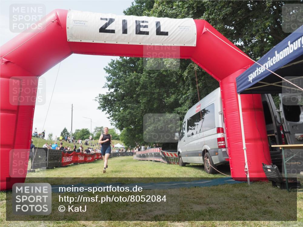 21.06.2025 - 27. Vierlanden-Triathlon KatJ http://msf.ph/oto/8052084 15.06.2025 11:46:44 Ziel  meine-sportfotos.de