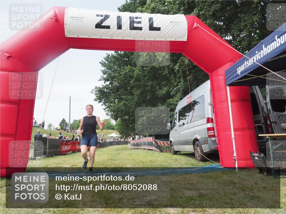 21.06.2025 - 27. Vierlanden-Triathlon KatJ http://msf.ph/oto/8052088 15.06.2025 11:46:45 Ziel  meine-sportfotos.de