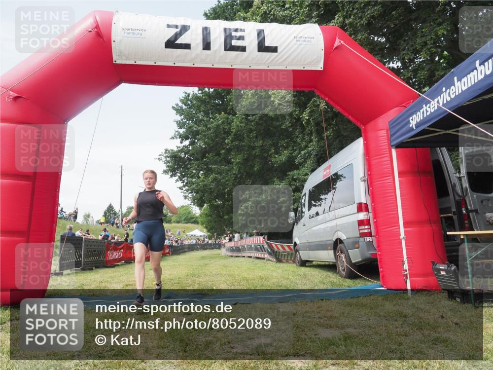 21.06.2025 - 27. Vierlanden-Triathlon KatJ http://msf.ph/oto/8052089 15.06.2025 11:46:45 Ziel  meine-sportfotos.de