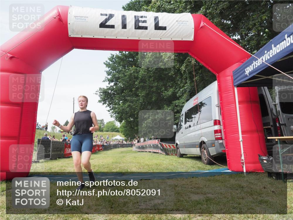 21.06.2025 - 27. Vierlanden-Triathlon KatJ http://msf.ph/oto/8052091 15.06.2025 11:46:45 Ziel  meine-sportfotos.de