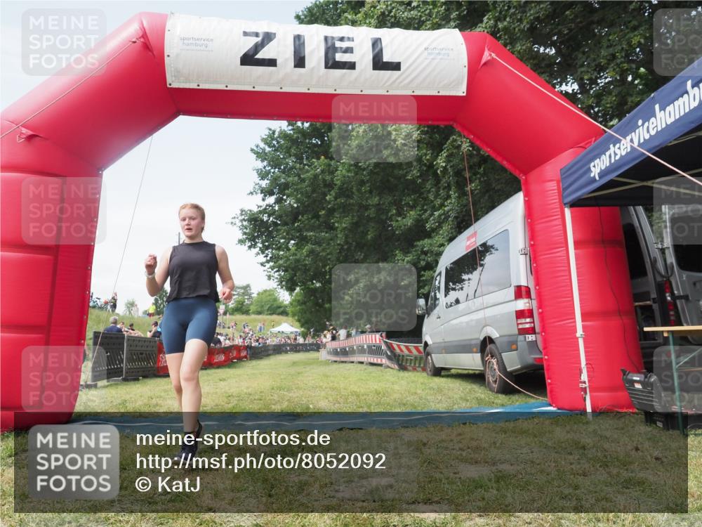 21.06.2025 - 27. Vierlanden-Triathlon KatJ http://msf.ph/oto/8052092 15.06.2025 11:46:45 Ziel  meine-sportfotos.de