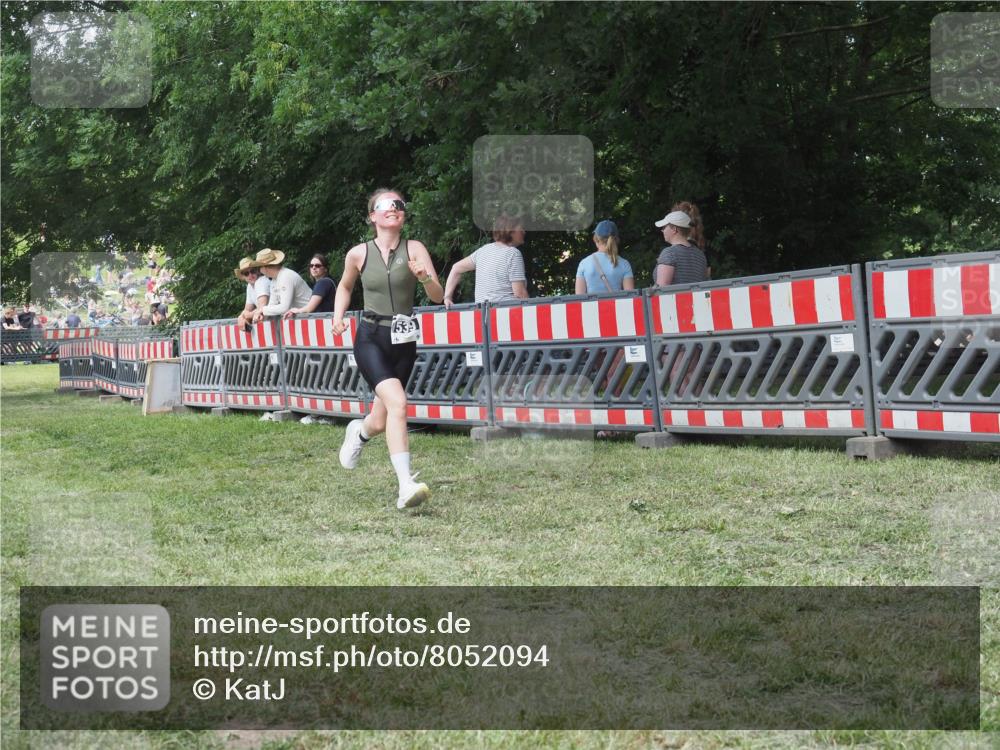 21.06.2025 - 27. Vierlanden-Triathlon KatJ http://msf.ph/oto/8052094 15.06.2025 11:47:50 Ziel 539 meine-sportfotos.de