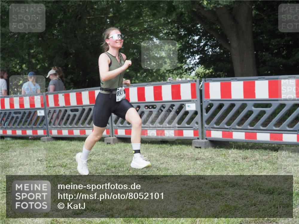 21.06.2025 - 27. Vierlanden-Triathlon KatJ http://msf.ph/oto/8052101 15.06.2025 11:47:51 Ziel 539 meine-sportfotos.de